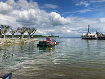 Mit dem Ölwehrboot bringt die Feuerwehr Radolfzell zwei Einbäume aus Wangen (Höri) nach Konstanz