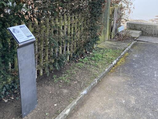 Metallstele mit QR-Codetafel zum Info-Stop Salenstein-Mannenbach der Pfahlbau-Route um den Untersee des Bodensees installiert und in Betrieb