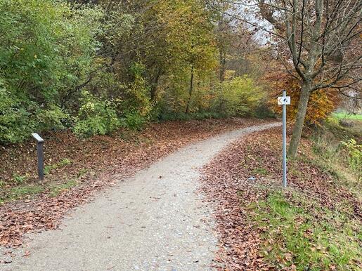 Info-Stop Mainau mit Metall-Stele und Hinweisschild