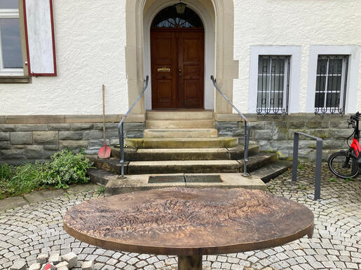 Foto: Bronze-Alpenrelief vor dem Rathauseingang in Litzelstetten, (c) Förderverein / Wolfgang Flick