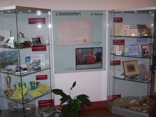 Ausstellungsvitrinen im Rathaus-Foyer Litzelstetten, (c) Grafik Wolfgang Flick, Konstanz