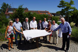 Enthüllung des Alpenreliefs, vlnr: Brigitte Fuchs (Ortschaftsrätin & Mitglied Förderverein), Prof. Dr. Claus Wolf (LAD), Prof. Hartwig Lüdtke (Deutsche UNESCO-Kommission), Uli Burchardt (Oberbürgermeister Konstanz), Karim Gernigon (ICG), Wolfgang Gensle (Ortsvorsteher  & Mitglied Förderverein), Petra Leising (Leiterin Ortsverwaltung  & Mitglied Förderverein), Wolfgang Benesch (Mitglied Förderverein), Wolfgang Flick (Vorsitzender Förderverein)